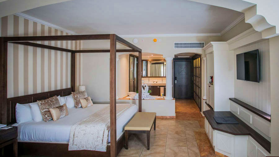 Majestic Junior Suite (Swim-up)